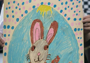 Dziewczynka z rysunkiem pisanki