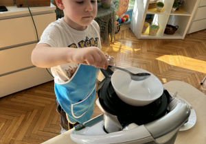 Chłopiec do miski wsypuje sól