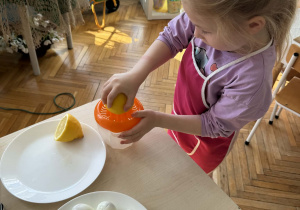 Dziewczynka wyciska cytrynę