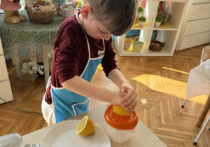 Chłopiec wyciska cytrynę