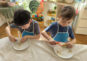 Chłopcy obierają korzeń chrzanu