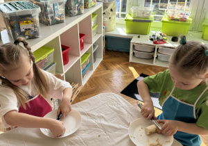 Dzieci obierają korzeń chrzanu