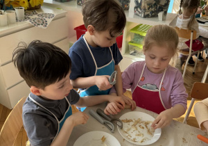 Dzieci porządkują obierki po chrzanie