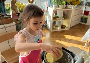 Dziewczynka wlewa sok z cytryny