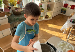 Chłopiec dodaje cukier