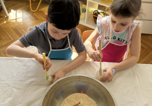 Dzieci nakladają do słoiczków chrzan