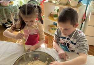 Dzieci z miski nakładają chrzan do słoiczków