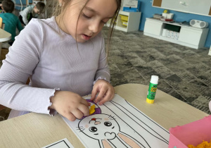 Dziewczynka koloruje królika