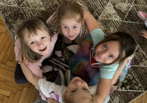 Czwórka dziewczyn siedzi w małym kole