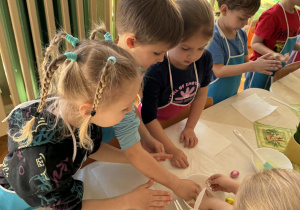 Dzieci dotykają mąki