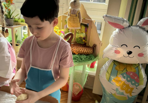 Chłopiec robi kulkę z ciasta