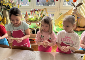 Dziewczynmi robią kulki z ciasta