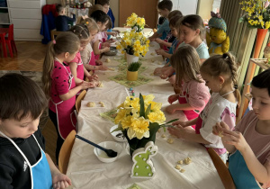 Dzieci z ciasta robią króliki wielkanocne