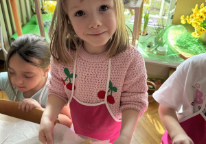 Dziewczynka z króliczkiem wielkanocnym z ciasta