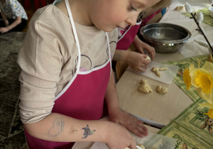 Dziewczynka przyczepia oczy królika