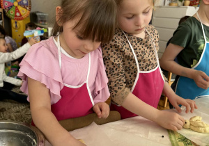 Dziewczynka doczepia oczy królikowi