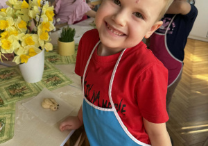 Chłopiec z surowym króliczkiem wielkanocnym z ciasta