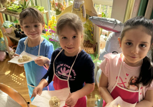 Dzieci z króliczkami wielkanocnymi