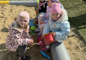 Dziewczynki w piaskownicy