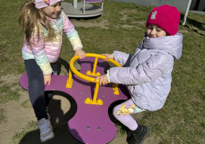 Dziewczynki na placu zabaw na bujaku