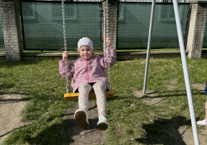Dziewczynka na huśtawce