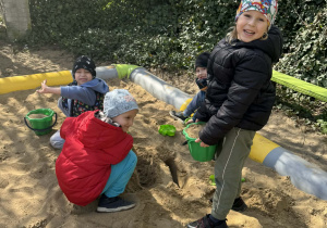 Chłopcy w piaskwnicy