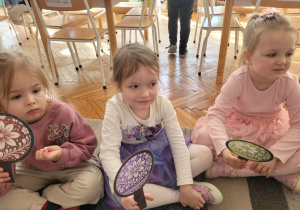 Dzieci z lipami wielkanocnymi