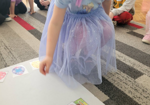 Dziewczynka rozwiązuje zagadkę z jajkiem wielkanocnym