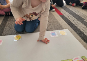 Dziewczynka odszukuje jajko wielkanocne po opisie