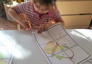 Dziewczynka wycina nożyczkami