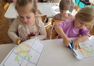 Dziewczynki wycinają puzzle