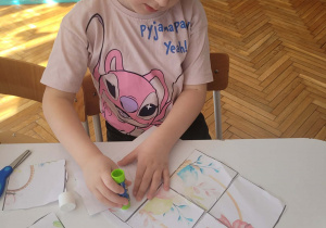 Dziewczynka nakleja puzzle