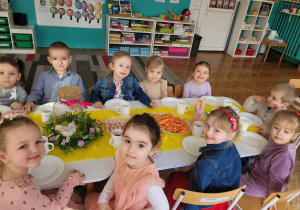 Dzieci siedza przy stole wielkanocnym