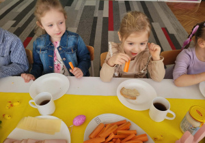 Dziewczynki chrupią marchewki