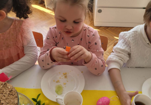 Dziewczynka je marchewkę