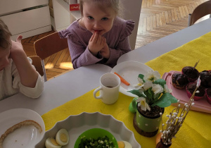 Dziewczynka zajada paprykę