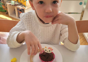 Chłopiec z babeczką