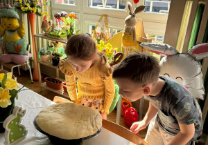 Dzieci przyglądają się wyrośniętemu cisatu drożdżowemu