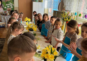 Dzieci macają ręce w mące