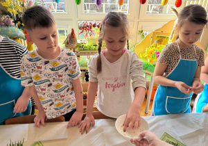 Dziewczynka dotyka mąki