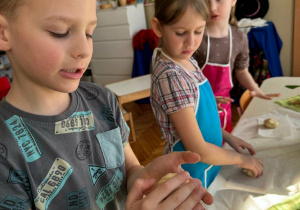 Chłopiec robi kulkę z ciasta