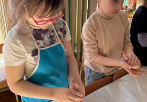 Dzieci robią kulki z ciasta