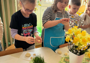 Dziewczynki robią kuleczki z ciasta drożdżowego