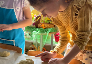 Dziewczynka robi oczy królikowi