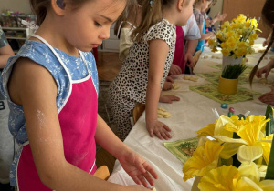 Dziewczynka formuje uszy królika