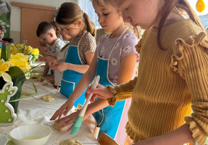 Dziewczynka samruje królika jajkiem