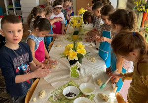 Dzieci robią króliki z ciasta