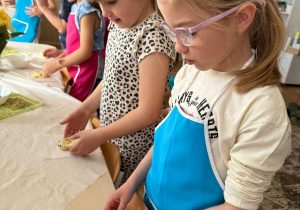 Dziewczynka układa królika na papierze do pieczenia