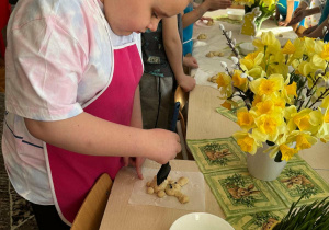 Dziewczynka smaruje królika białkiem