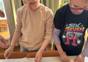 Chłopiec robi królicze uszy